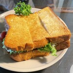 ヌーベル・クラシック - エビとアボカドのサンドイッチ（税込852円）