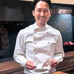 アカ - 肉のパテを目の前で調理。何やら面白いこと言ってる東さん。