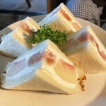 ヌーベル・クラシック - 具沢山なフルーツサンド（税込855円）