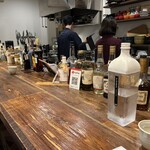 おにぎり こばち こめすけ - お酒が並ぶアンティークな店内