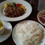 シュワルツ カッツ - ハンバーグセット こがしオニオンシャリアピン風（サラダ・スープ・ライスorパン付き）