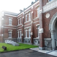 ロゼット - 国立近代美術館付属の工芸館(旧近衛師団)明治大正期の建物だと思います。(重要文化財)