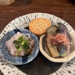 たまや 吉祥寺 - 前菜。イカのポン酢漬け、茄子の御浸し、マスカルポーネチーズを挟んだクラッカー