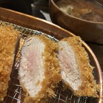 水塩土菜 - 中は絶妙な中心ロゼ。ヒレの一番美味しい加熱加減になっていました。最初、塩を試したのですが断然ソースがベストマッチです。ソースも美味しいし。