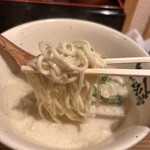 魚介味噌白湯 ぎょっこ志 - 麺リフトアップ