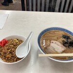 大貫本店 - 中華そば(普通)と焼きめし(ミニ)