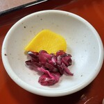東京庵 - 『かつ丼(みそ汁・漬物付)』の漬物