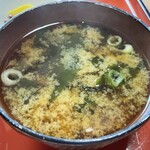 東京庵 - 『かつ丼(みそ汁・漬物付)』のみそ汁