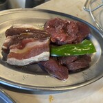 焼ジビエ 罠 神田 - 猪肉盛り合わせ