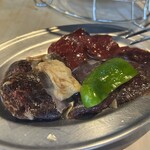 焼ジビエ 罠 神田 - 鹿肉盛り合わせ