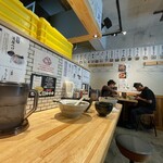 みつ星製麺所 - カウンターにテーブルもあります