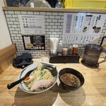 みつ星製麺所 - カウンターの端でいただきます