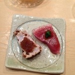 すし岩瀬 - Ｈ26.10 鰹の刺身と炙りタマネギ醤油で