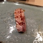 すし岩瀬 - Ｈ26.10 ブリの炙り握り