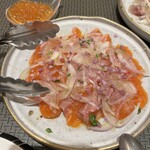 Mr.Porcino - 鮮魚のカルパッチョ（スモークサーモン、鮎の魚醤で味付けしたイクラ添え）