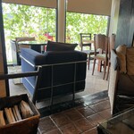 ヌーベル・クラシック - カウンター席以外のテーブル席も多数有り！