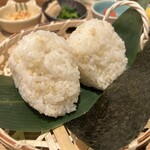 おにぎり こばち こめすけ - 麦入りのおにぎり2個