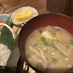 おにぎり こばち こめすけ - 惣菜2種と味噌汁