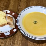 ヨーロッパ食堂 - ランチについてくるスープとパン　スープはかぼちゃの冷製ポタージュでした
