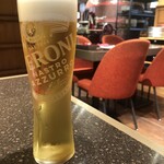 ピッツェリア オステリア カポ - ペローニナストロアズーロ生ビール：９９０円、奥（お店入口側）に薪釜が見えてテンションが上がります。