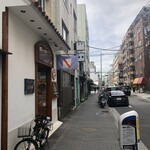 ピッツェリア オステリア カポ - お店入口（浅草側からの眺め）