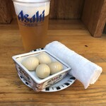 もつくし - お通し：３００円、中ジョッキ（サッポロ）：６５０円。サッポロでも中ジョッキでもなく、アサヒのプラカップですが、中身はサッポロ。。。めちゃくちゃです。。。サッポロビールさんがかわいそうです。。。