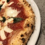 Pizzeria Bar Trico 船橋店 - マルゲリータ：９９０円（チャージ無し）、今や千円未満のマルゲリータは希少！しかも驚くなかれ、チーズは乳牛＋水牛モッツァレラでものすごく美味しい！