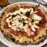 Pizzeria Bar Trico 船橋店 - マルゲリータ：９９０円（チャージ無し）、今や千円未満のマルゲリータは希少！しかも驚くなかれ、チーズは乳牛＋水牛モッツァレラでものすごく美味しい！