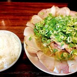 らーめん2国 - チャーシューらーめんとライス中