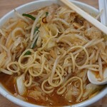 ベトコンラーメン倉敷新京 - もやし、キャベツ、ニンニクを炒めたトッピングを食べて麺が見えたところ