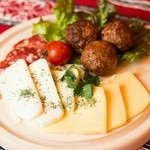 サルマーレ - チーズ・ルーマニア風ミートボール・サラミの冷製プレート