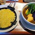 ファームヤード - ・チキンスパイシーセット辛口、鉄鍋バターライス(中)　1920円