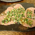 大衆ホルモン肉力屋 - 豚レバ刺し