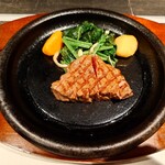 備長炭ステーキ炉　Sakai - ◯ステーキ（和牛ヒレ80g）
食べてみると、軽く素直な脂の旨味感
柔らかく噛み心地は繊維が細やかだけど

そんなには、高くはないであろう肉には思える（笑）