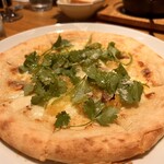谷町バルRegale - 平農園のレモン、パクチー、モッツァレラチーズのピッツァ