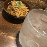 ラーメン シェルター - おつまみ 辛いもやし　麦焼酎ソーダ割り
