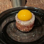焼肉いのうえ - 瞬間燻製ユッケ