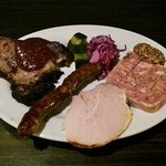 BARU 竹末 - 肉のつまみ盛り合わせ。（900円）
      内容は日替わりですが、メインはアメリカンBBQの牛ネック。前日から低温でスモークして、外はこんがり香ばしくて中身はやわらかい。
      オリジナルBBQソースとの相性抜群。