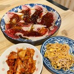 かごしま焼肉ホルモン すだく - もやしナムルと白菜キムチ