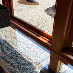 あなご飯 津田 - お店 カウンター席（足元もガラス張り）