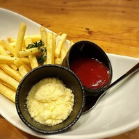 W Yokohama The Wine Hall - フライドポテト　粉チーズとケチャップをディップして