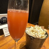 W Yokohama The Wine Hall - お通しのポップコーンとイチゴ風味スパークリングワイン