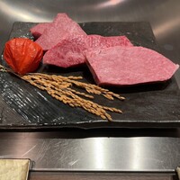 神戸 鉄板ステーキ いわさき - 手前からヒレ、サーロイン、赤身