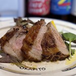 ピッツェリア トラットリア ダ オカピート - 焼き加減も最高だし、何よりお肉の旨味と脂の甘味がたまらない