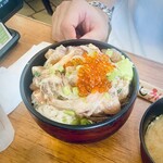 伊豆高原ビール 伊東マリンタウン店 - まかない丼。緑色のツブツブはワサビ茎