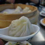 杭州小籠湯包 - 必ずレンゲにのせて、先ずはスープを啜ります。