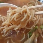 すわき後楽中華そば - 麺持ち上げ