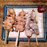 煮込 千成 - 右 上コブクロ串1本¥128　左 シロ1本¥108（税別）