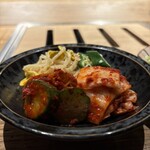 和牛料理 一石三鳥 - キムチナムルの盛り合わせ