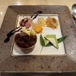 もと松 - 前菜　左上から　　　　　　　　　　　　　　　　　　　　　　　　　　　燻製鴨バルサミコ酢、カニのゼリー寄せ、根菜（れんこん、にんじん、ごぼう、セロリ）のマリネ、黒毛和牛ビーフシチュー、季節のテリーヌ
      